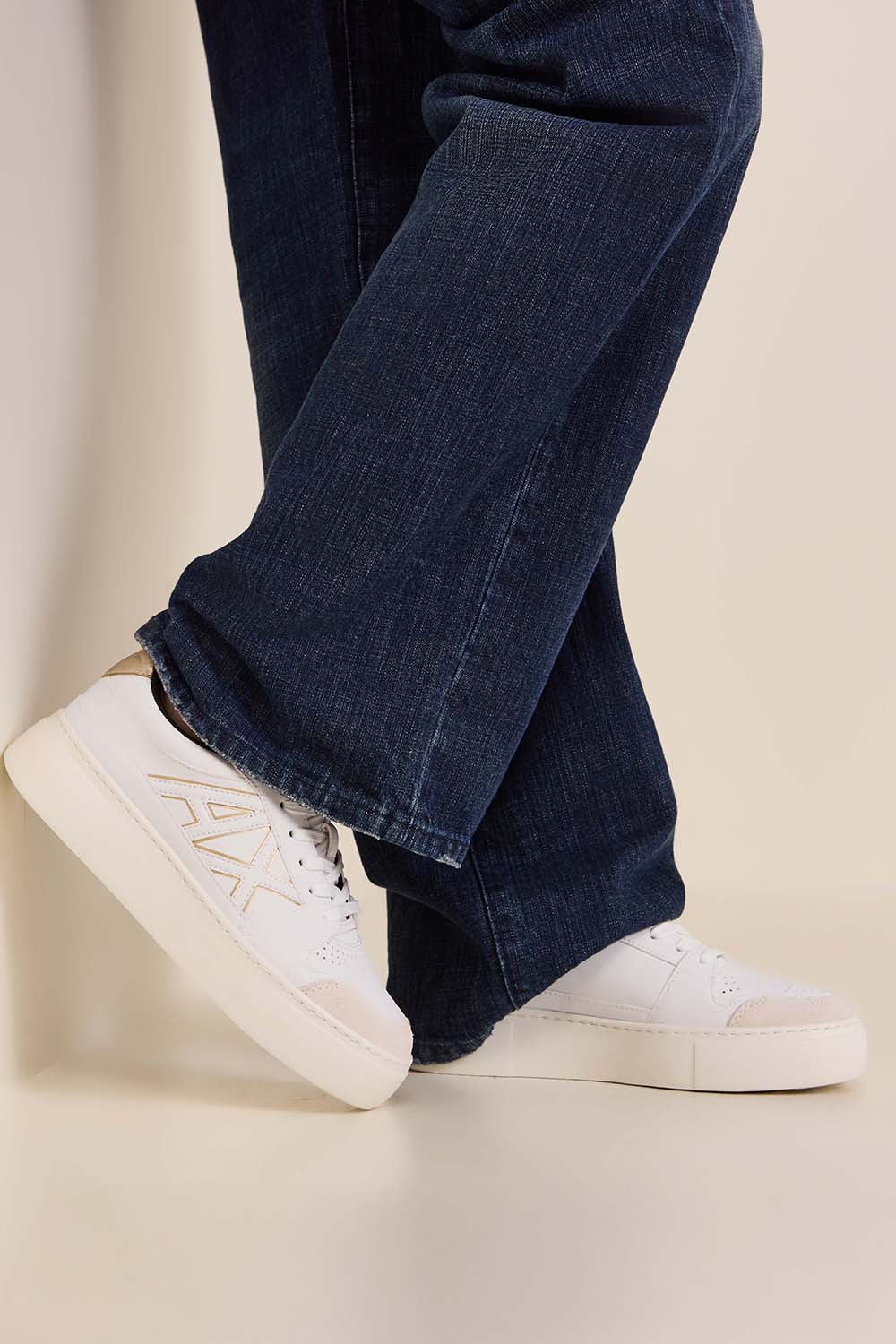 תמונת כל הלוק של נעלי סניקרס